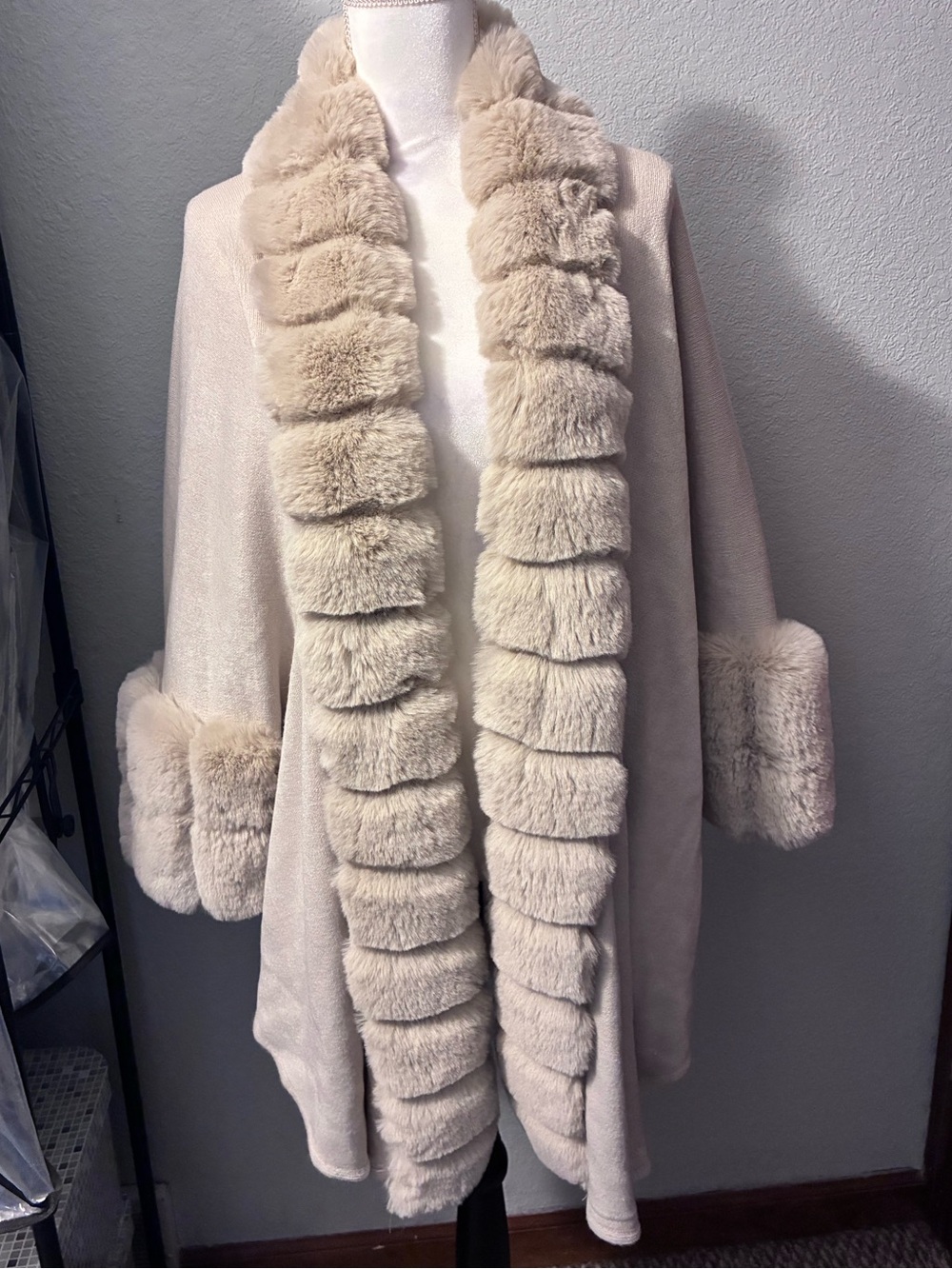 AKIRA Cream Faux Fur Cape